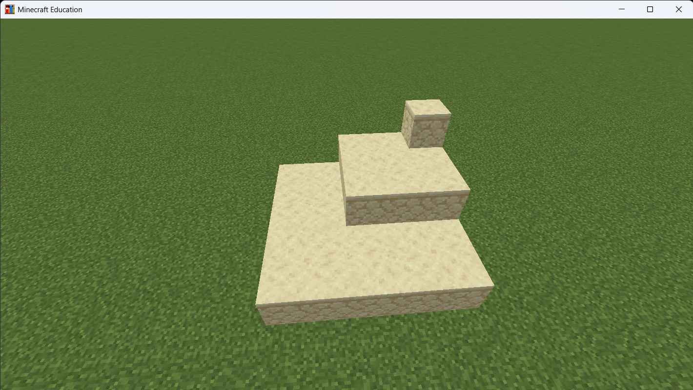 マイクラ。プログラムのミスで歪んだ形になった3段ピラミッド。