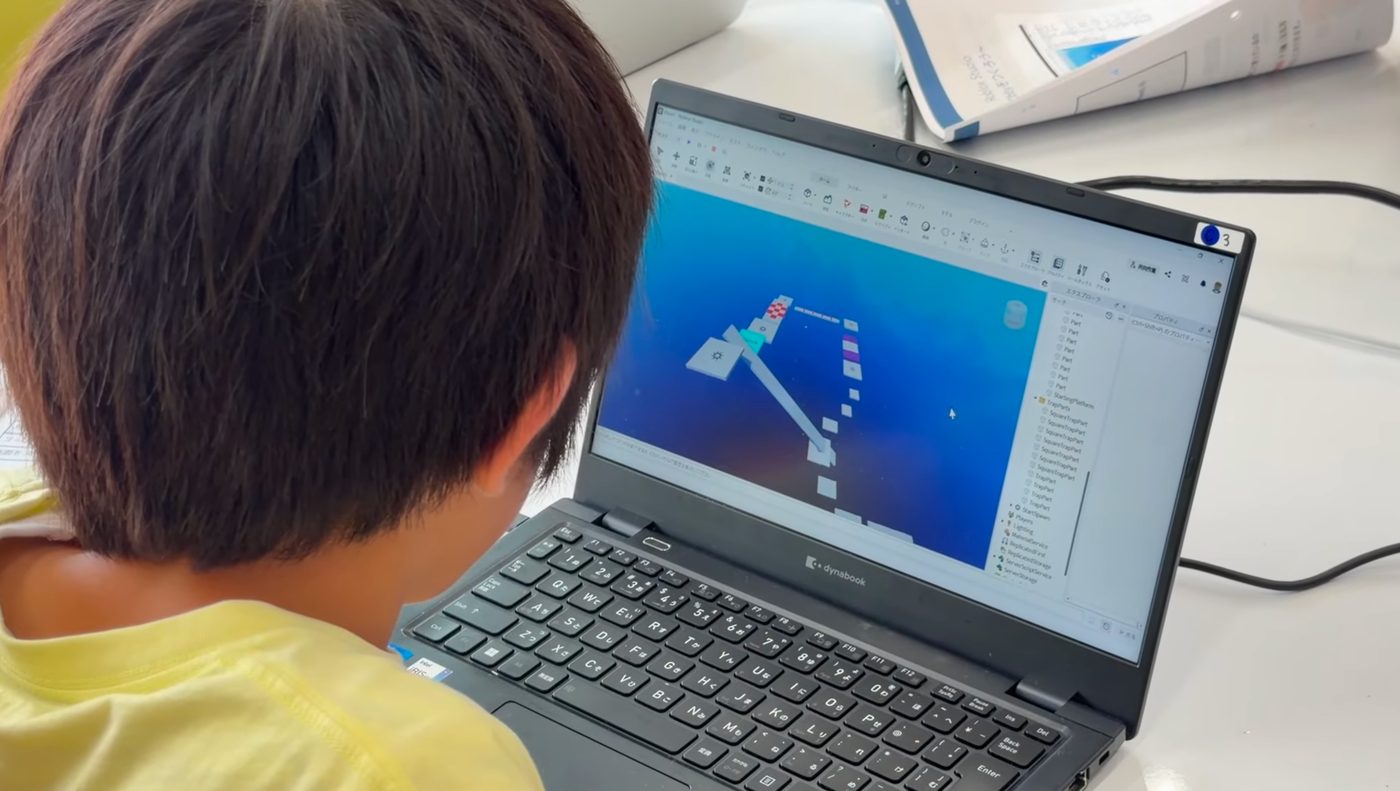 Roblox Studio でオリジナルのアスレチックゲームを制作している生徒