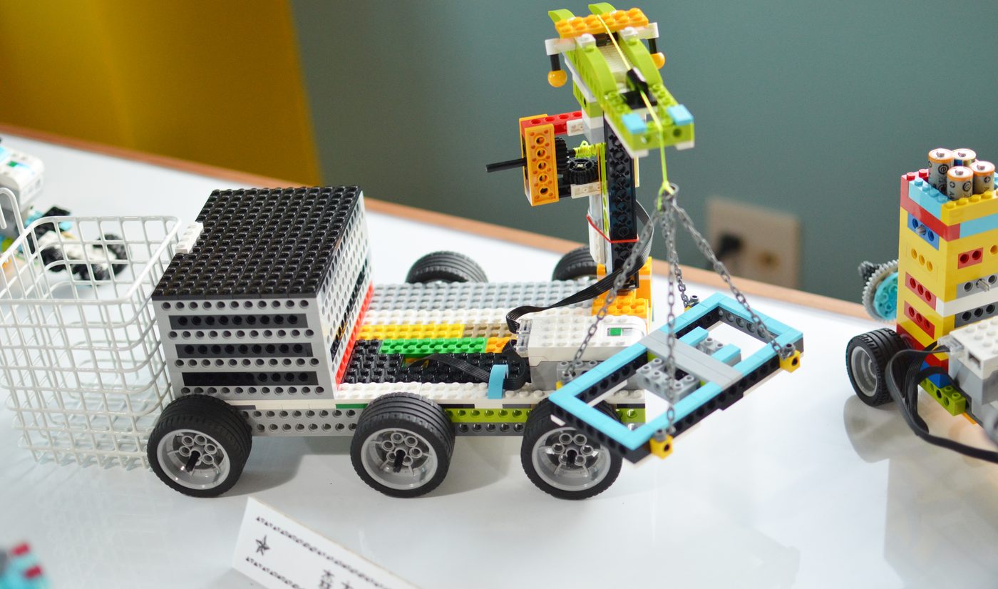 レゴ WeDo2.0 でつくった、クレーン付きのトラックの作品
