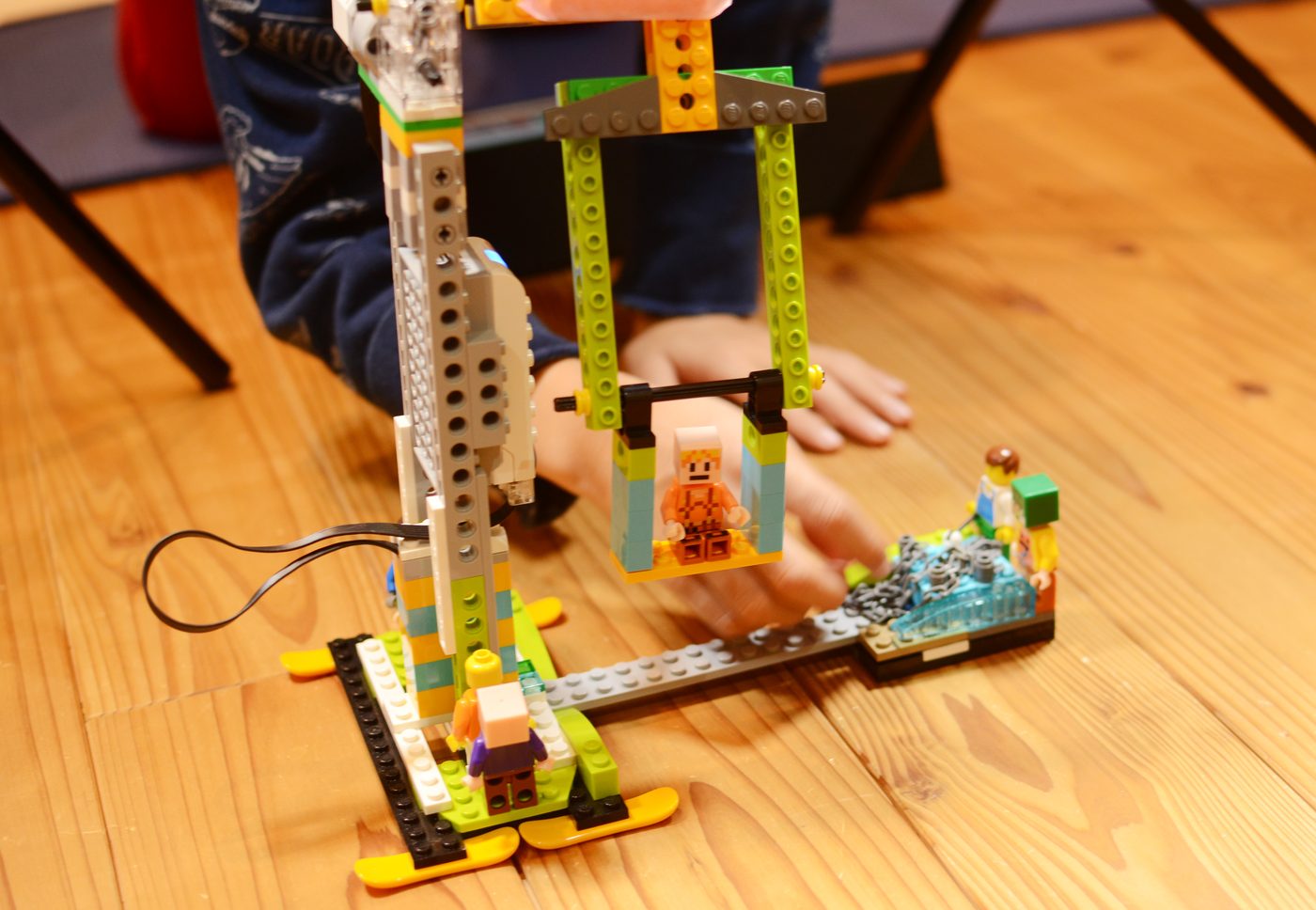 レゴ WeDo2.0 でつくった、動くブランコの作品
