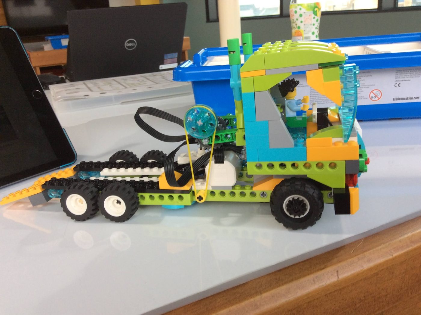 レゴ WeDo2.0 でつくったトラックの作品。こうした写真がLINEで届く